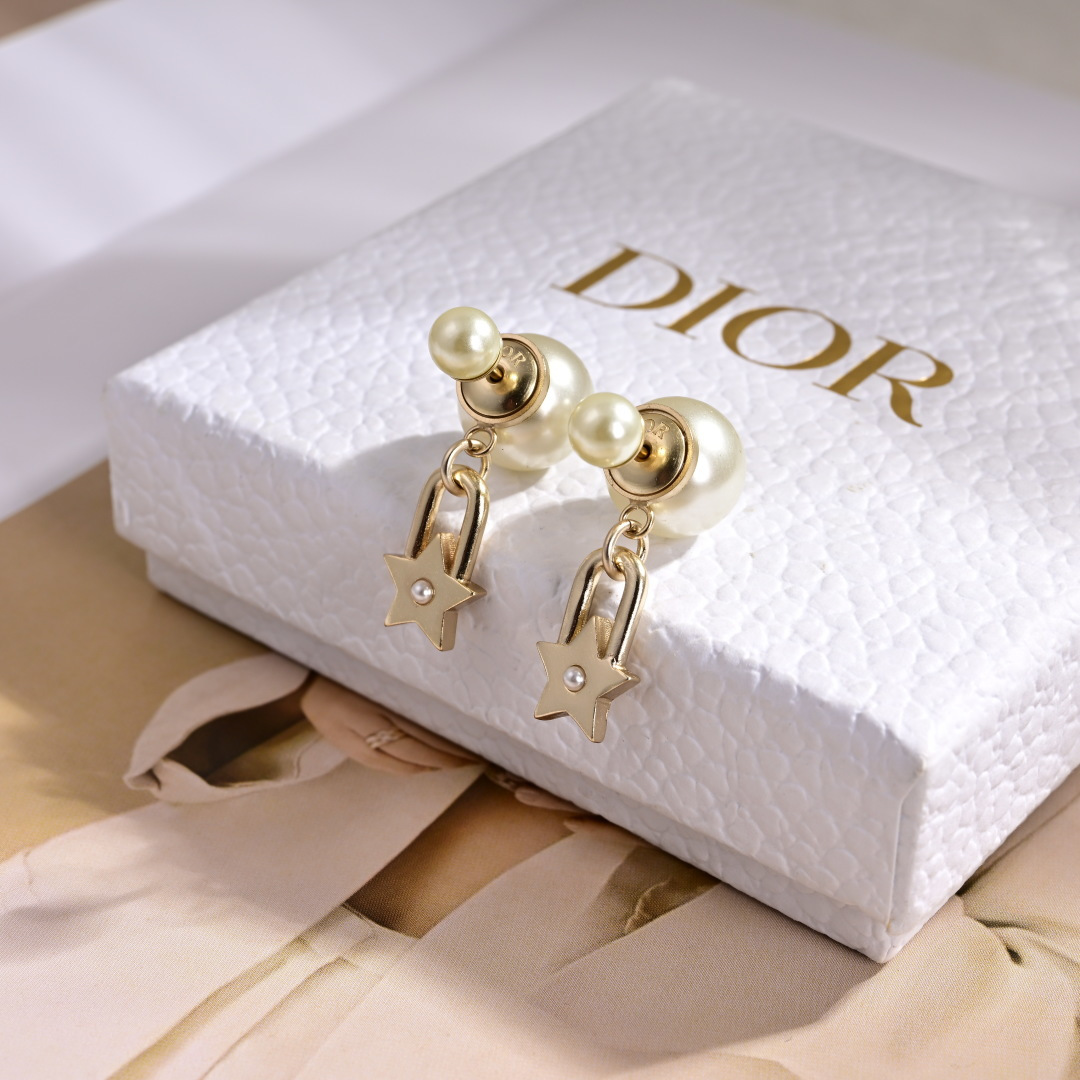 ❤️迪奥 新款👼一线大牌都爱的Dior·迪奥 新品耳环 金属质感逆袭版字母潮范儿抢风头  完全胜任现代年