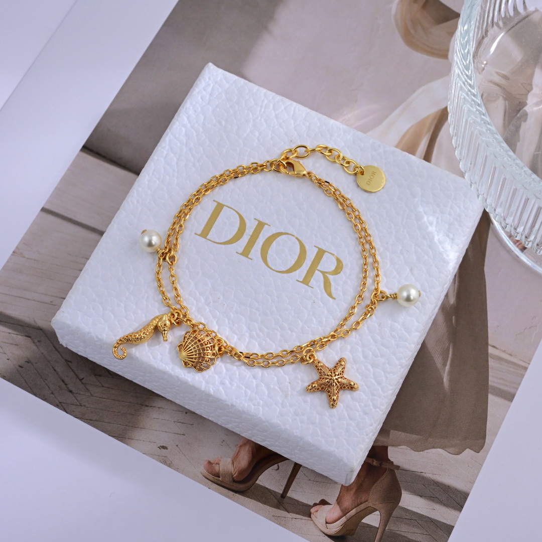 项链手链耳环❤️迪奥 新款👼一线大牌都爱的Dior·迪奥 新品耳环 金属质感逆袭版字母潮范儿抢风头  完