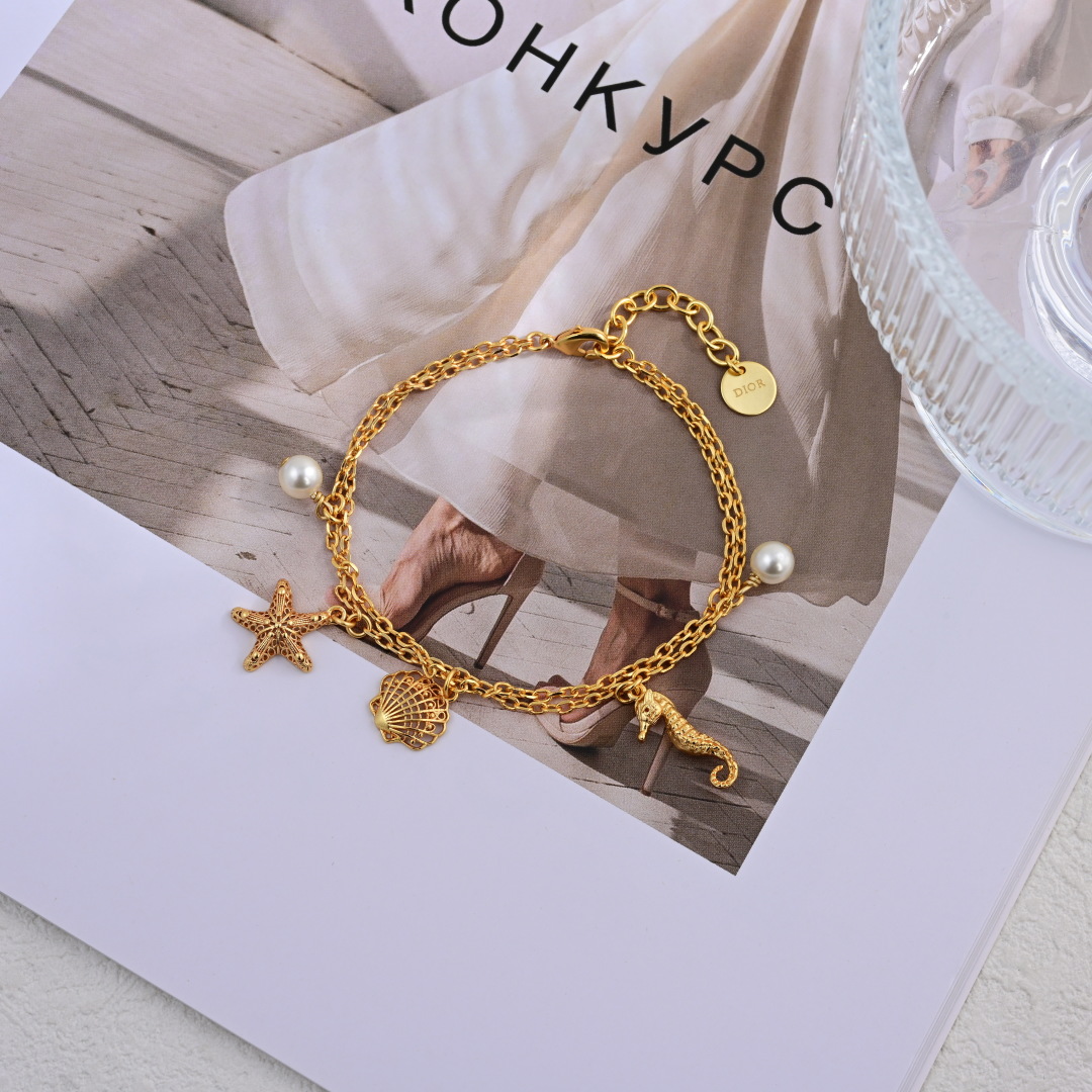 项链手链耳环❤️迪奥 新款👼一线大牌都爱的Dior·迪奥 新品耳环 金属质感逆袭版字母潮范儿抢风头  完