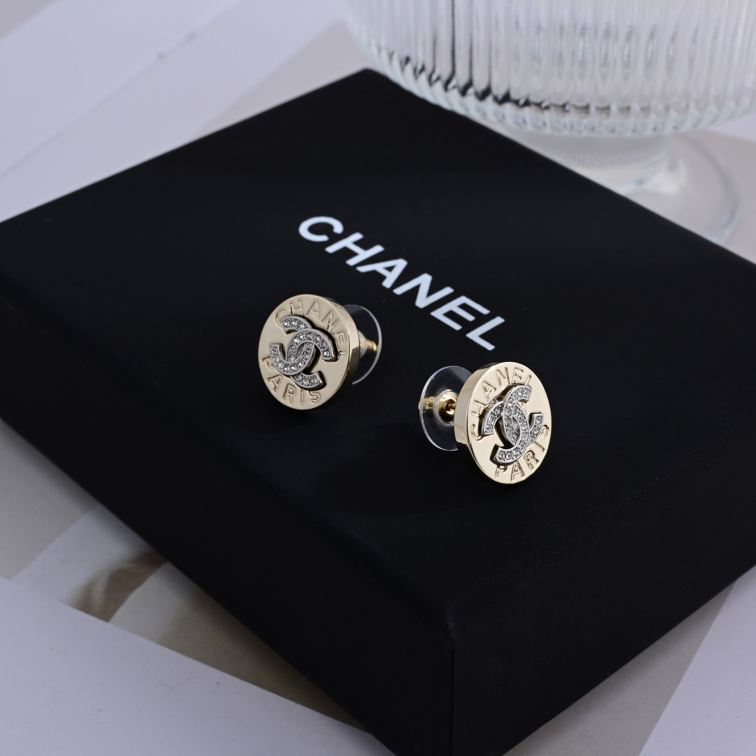 👌专柜🆕打版 小香 CHANEL 耳钉😍优雅大方精工设计   雕刻 非常修饰脸型    青春活力    