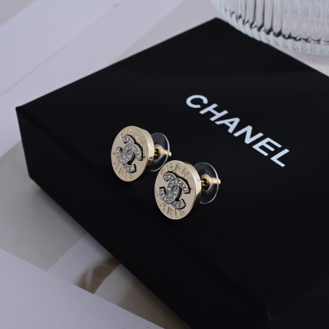 👌专柜🆕打版 小香 CHANEL 耳钉😍优雅大方精工设计   雕刻 非常修饰脸型    青春活力    