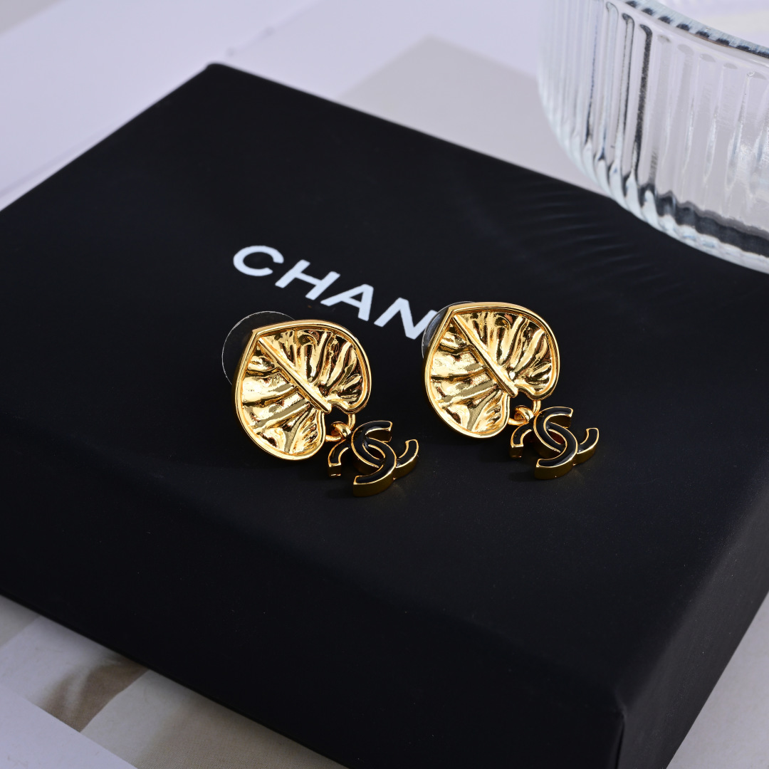 👌专柜🆕打版 小香 CHANEL 耳钉😍优雅大方精工设计   雕刻 非常修饰脸型    青春活力    
