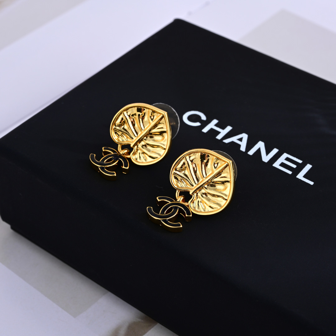👌专柜🆕打版 小香 CHANEL 耳钉😍优雅大方精工设计   雕刻 非常修饰脸型    青春活力    