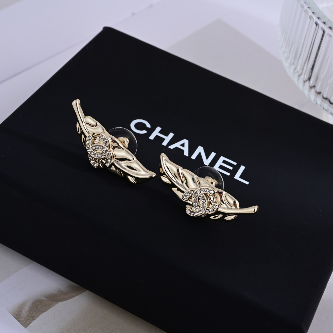 👌专柜🆕打版 小香 CHANEL 耳钉😍优雅大方精工设计   雕刻 非常修饰脸型    青春活力    