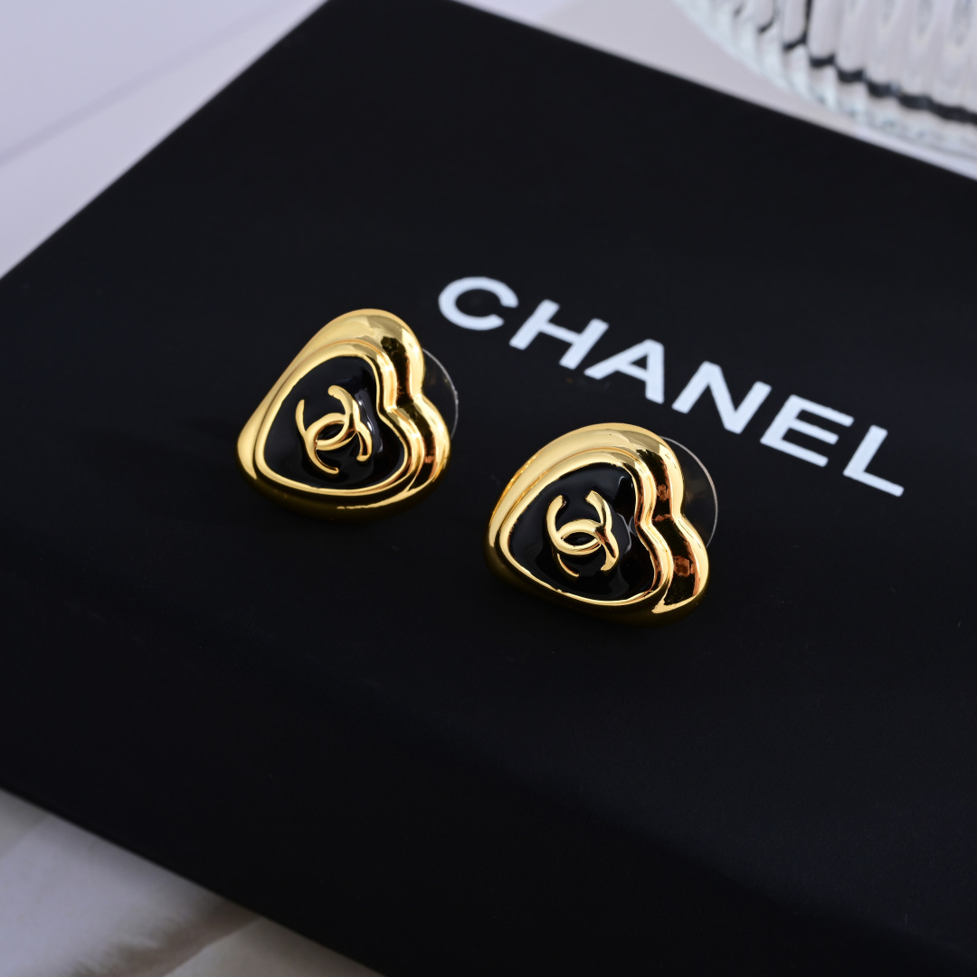 👌专柜🆕打版 小香 CHANEL 耳钉😍优雅大方精工设计   雕刻 非常修饰脸型    青春活力    