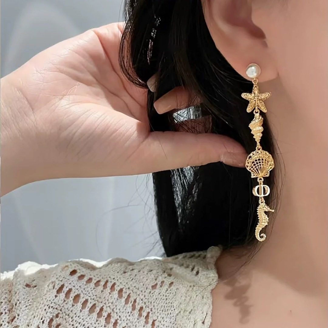 项链手链耳环❤️迪奥 新款👼一线大牌都爱的Dior·迪奥 新品耳环 金属质感逆袭版字母潮范儿抢风头  完