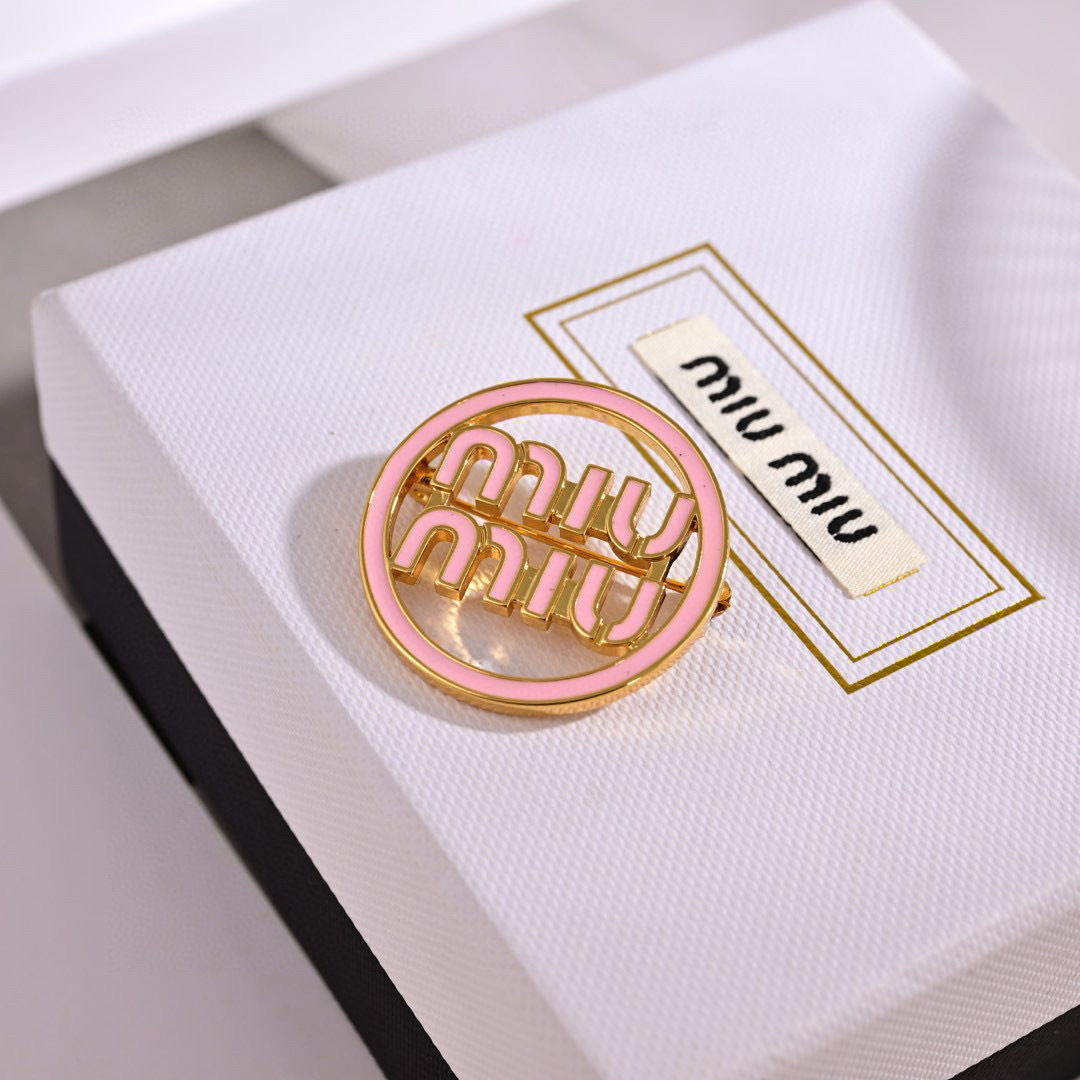 👌专柜🆕打版 miumiu字母胸针🍉❤️优雅大方精工设计   雕刻 非常修饰体型    青春活力    