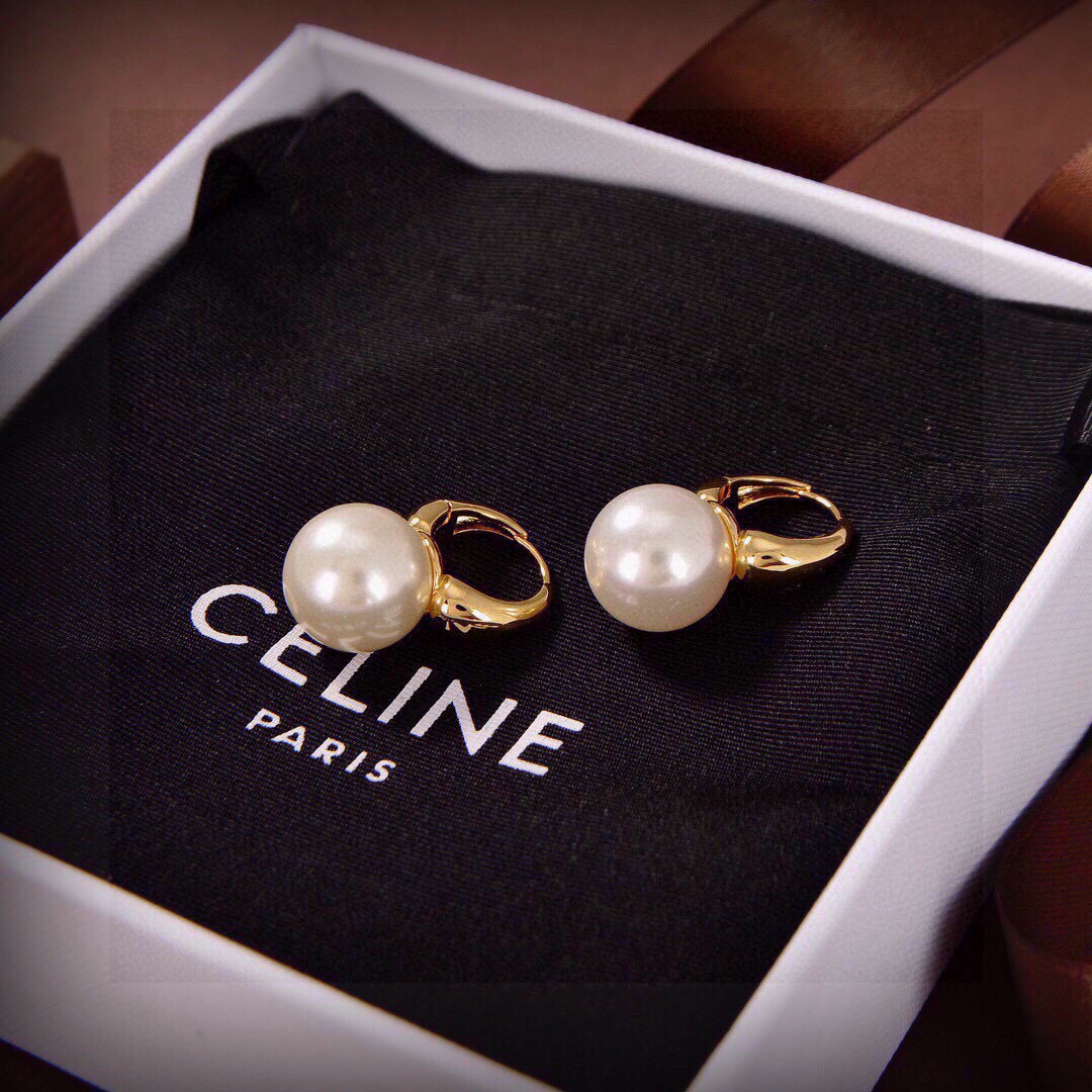 ❤️Celine 新款金色珍珠耳环 与众不同的设计 个性十足 颠覆你对传统耳环的印象 使其魅力爆灯