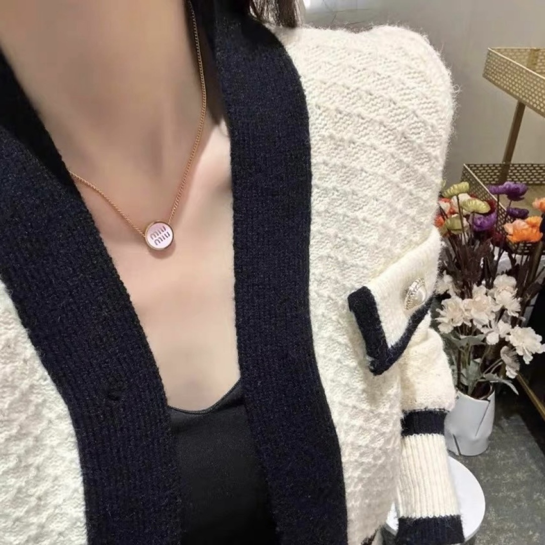 👑miumiu缪缪 项链🆕 经典款🔸小红书时尚达人都有种草哦 显脸型 原版材质 很简约 日常配搭很不错滴