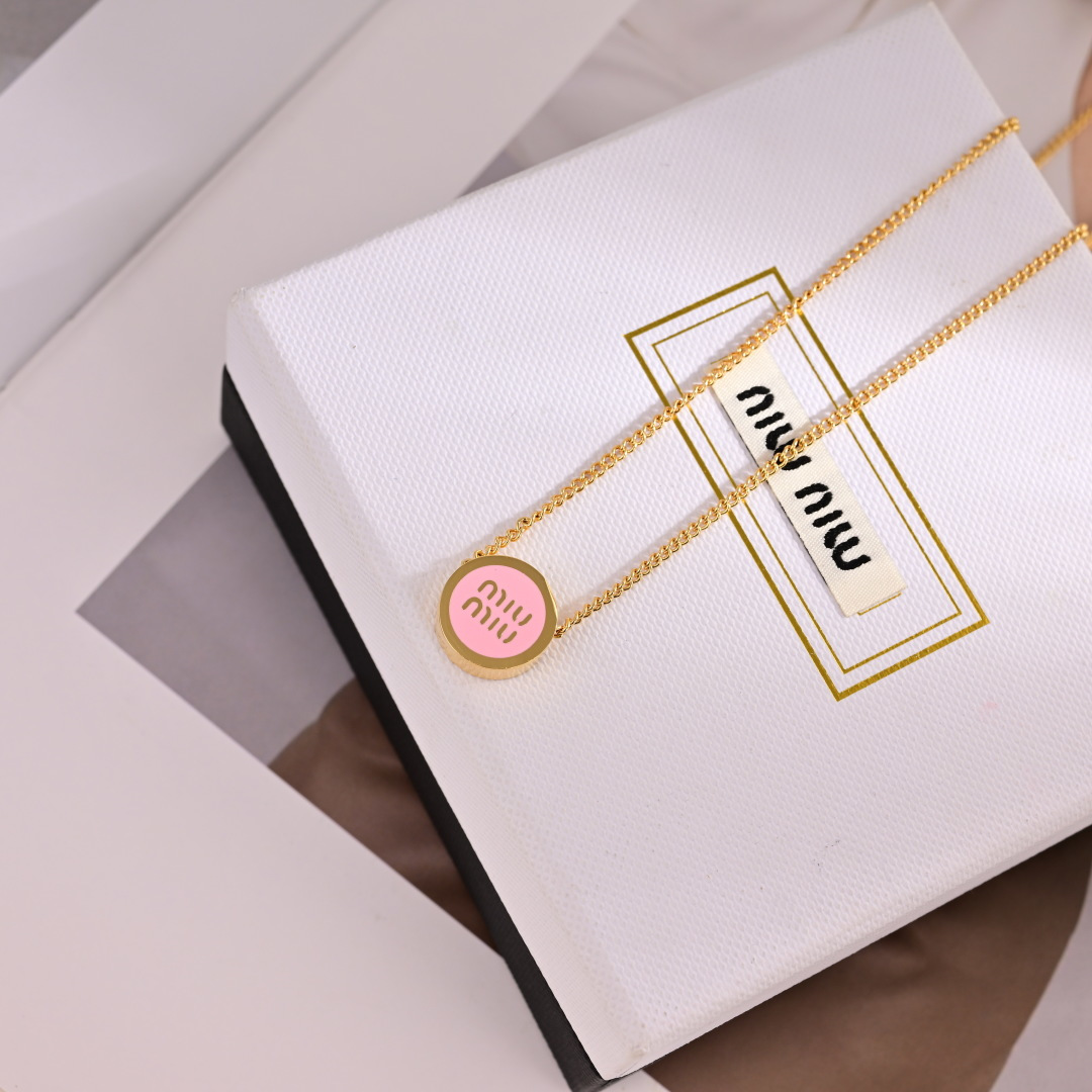 👑miumiu缪缪 项链🆕 经典款🔸小红书时尚达人都有种草哦 显脸型 原版材质 很简约 日常配搭很不错滴