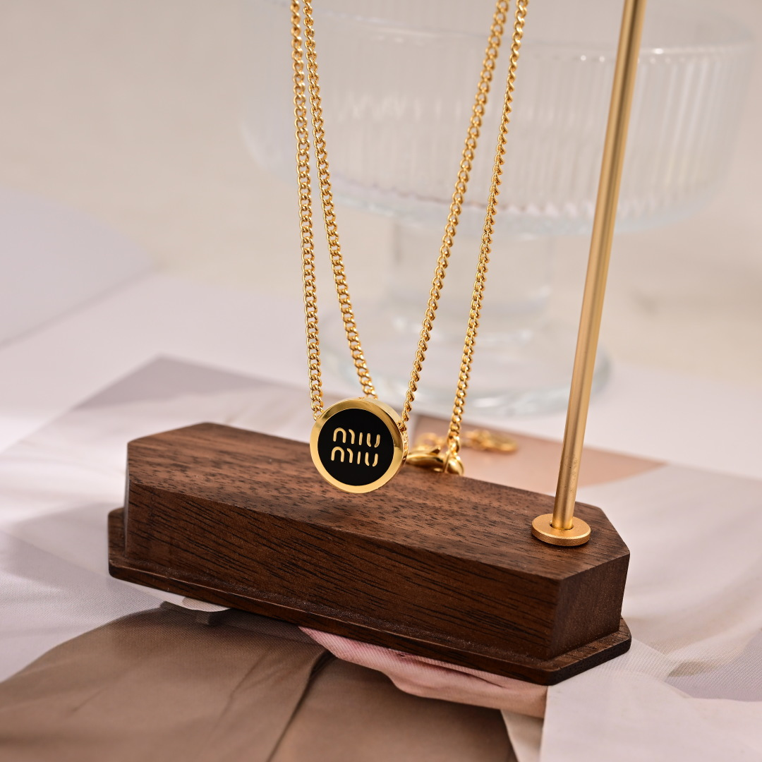 👑miumiu缪缪 项链🆕 经典款🔸小红书时尚达人都有种草哦 显脸型 原版材质 很简约 日常配搭很不错滴