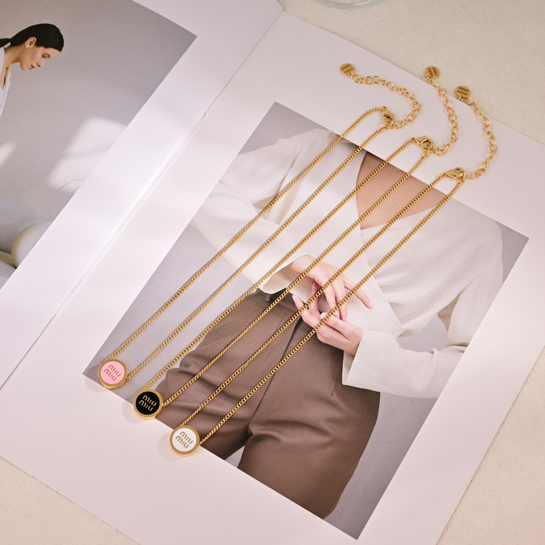 👑miumiu缪缪 项链🆕 经典款🔸小红书时尚达人都有种草哦 显脸型 原版材质 很简约 日常配搭很不错滴
