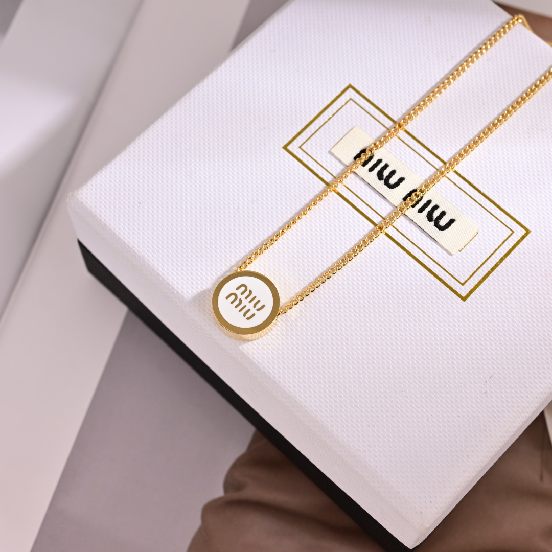 👑miumiu缪缪 项链🆕 经典款🔸小红书时尚达人都有种草哦 显脸型 原版材质 很简约 日常配搭很不错滴