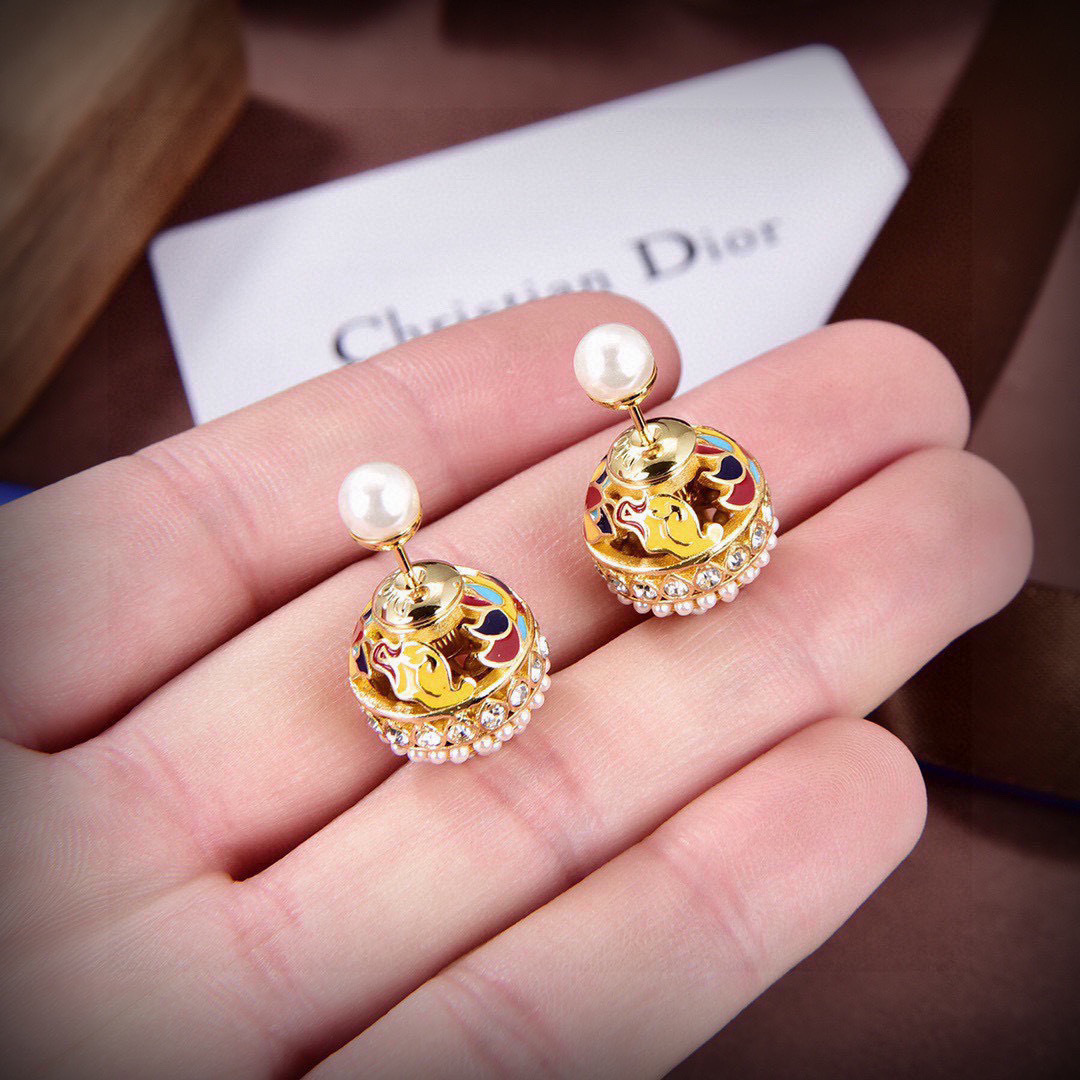 ❤️迪奥 新款👼一线大牌都爱的Dior·迪奥 新品蜜蜂耳环 金属质感逆袭版字母潮范儿抢风头  完全胜任现