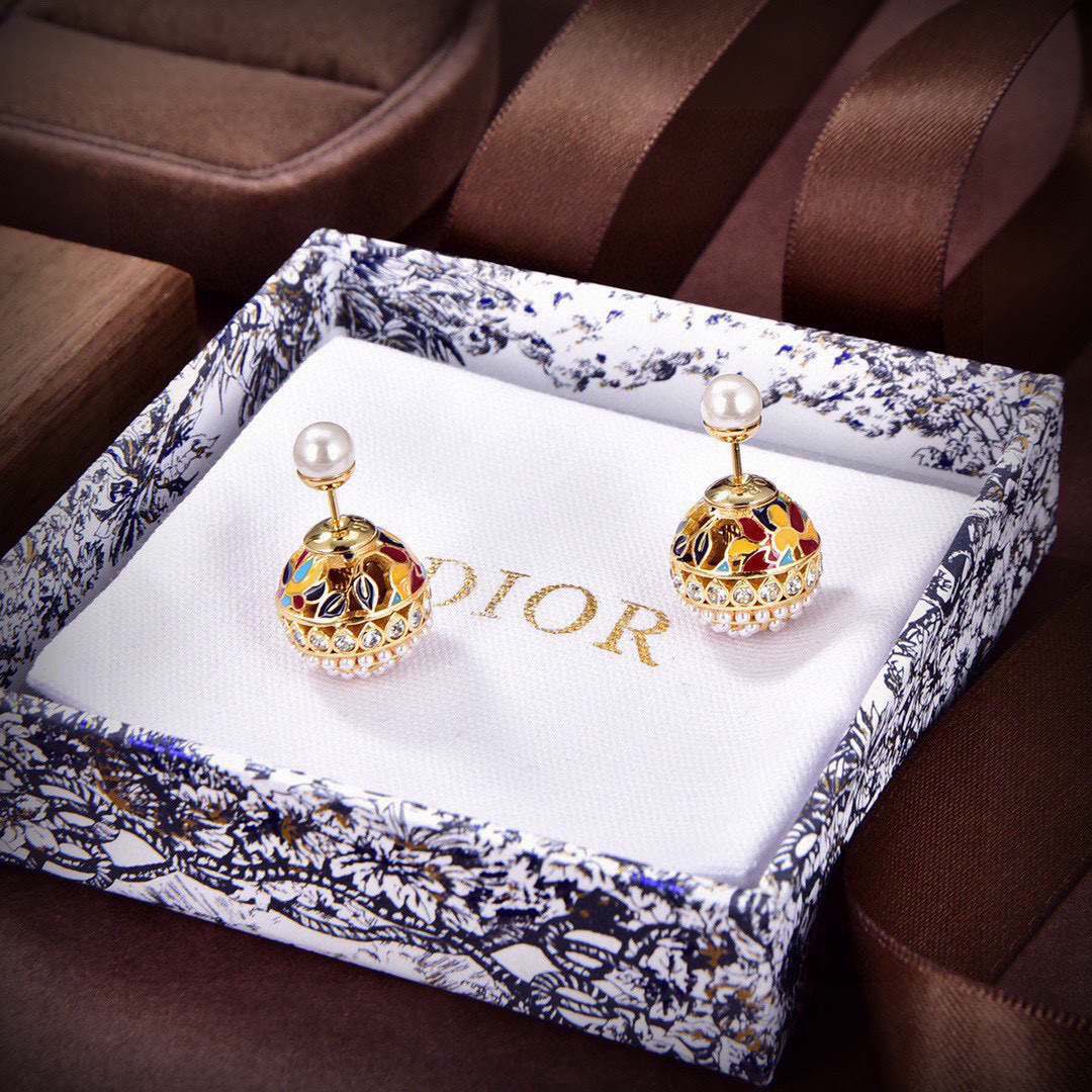 ❤️迪奥 新款👼一线大牌都爱的Dior·迪奥 新品蜜蜂耳环 金属质感逆袭版字母潮范儿抢风头  完全胜任现