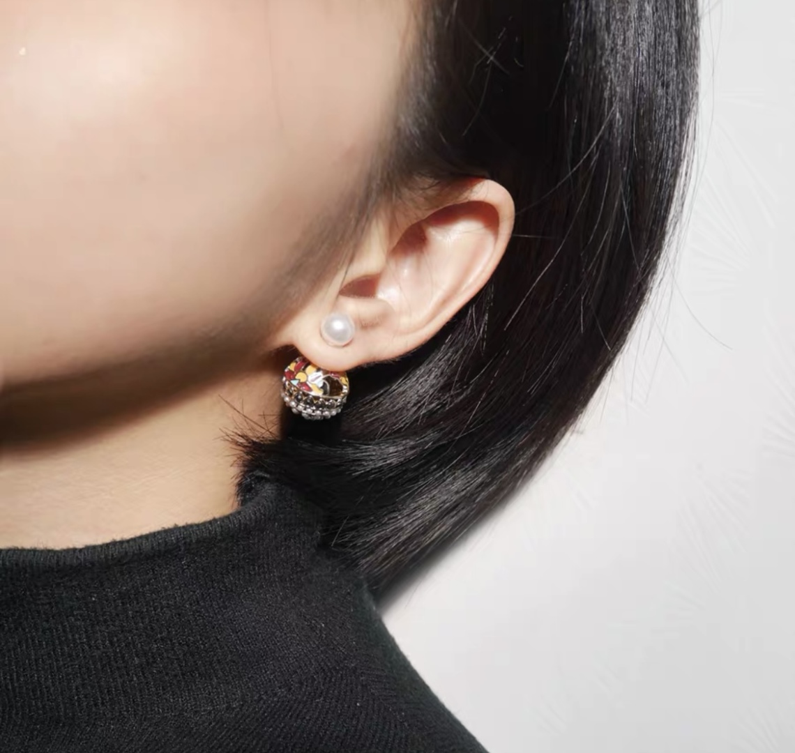 ❤️迪奥 新款👼一线大牌都爱的Dior·迪奥 新品蜜蜂耳环 金属质感逆袭版字母潮范儿抢风头  完全胜任现