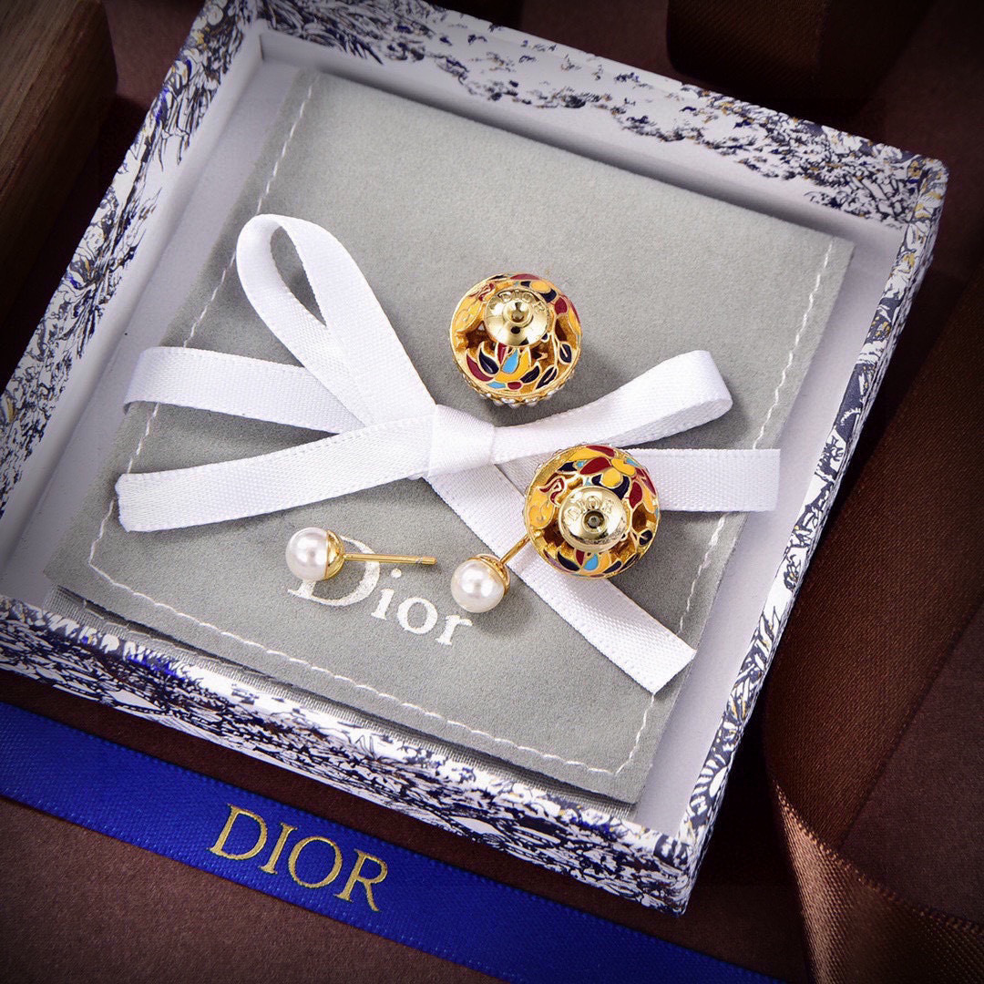 ❤️迪奥 新款👼一线大牌都爱的Dior·迪奥 新品蜜蜂耳环 金属质感逆袭版字母潮范儿抢风头  完全胜任现