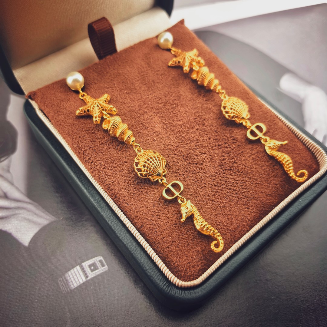 ❤️❤️迪奥 新款👼一线大牌都爱的Dior·迪奥 新品水晶耳环 金属质感逆袭版字母潮范儿抢风头  完全胜