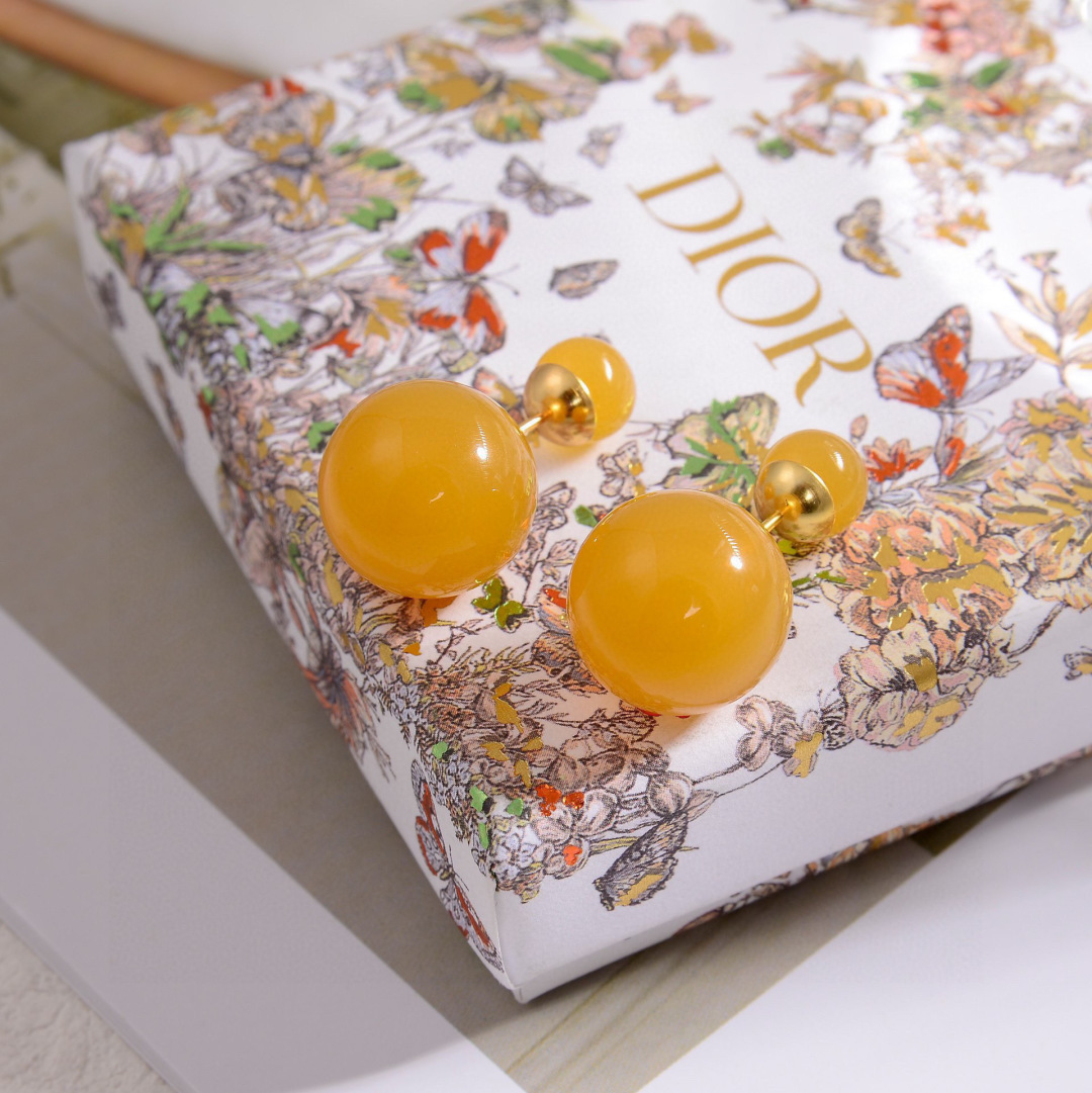 ❤️迪奥 新款👼一线大牌都爱的Dior·迪奥 新品耳环金属质感逆袭版字母潮范儿抢风头  完全胜任现代年轻