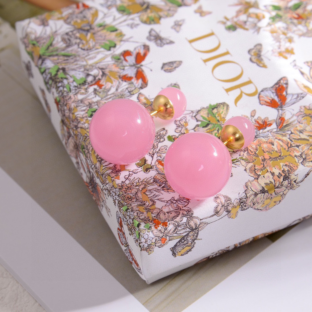 ❤️迪奥 新款👼一线大牌都爱的Dior·迪奥 新品耳环金属质感逆袭版字母潮范儿抢风头  完全胜任现代年轻