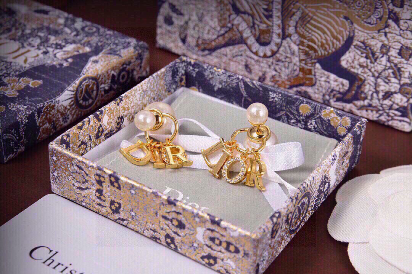  👌dior  迪奥  新款 DIOR耳钉耳环；一致专柜品质，黄酮材质+百搭时髦值得入手