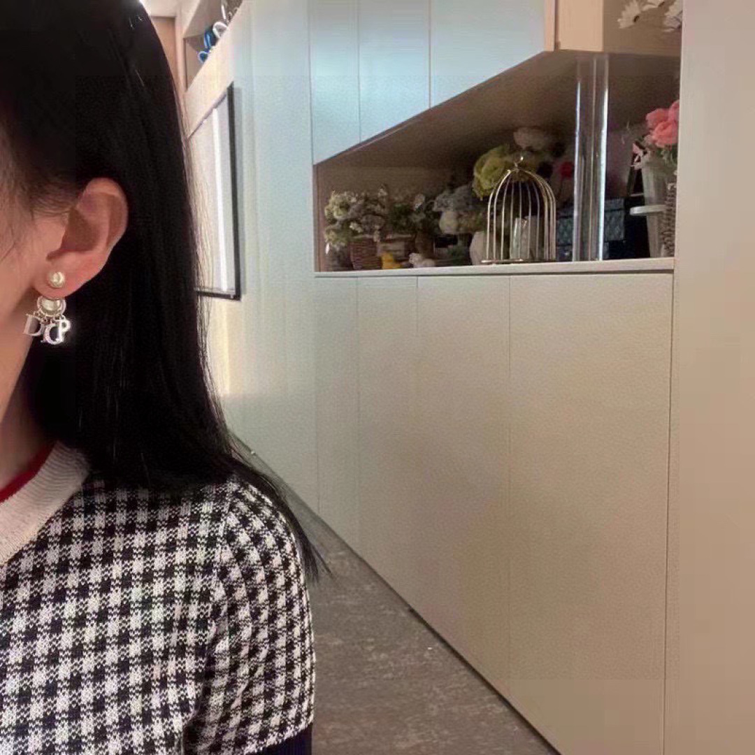  👌dior  迪奥  新款 DIOR耳钉耳环；一致专柜品质，黄酮材质+百搭时髦值得入手