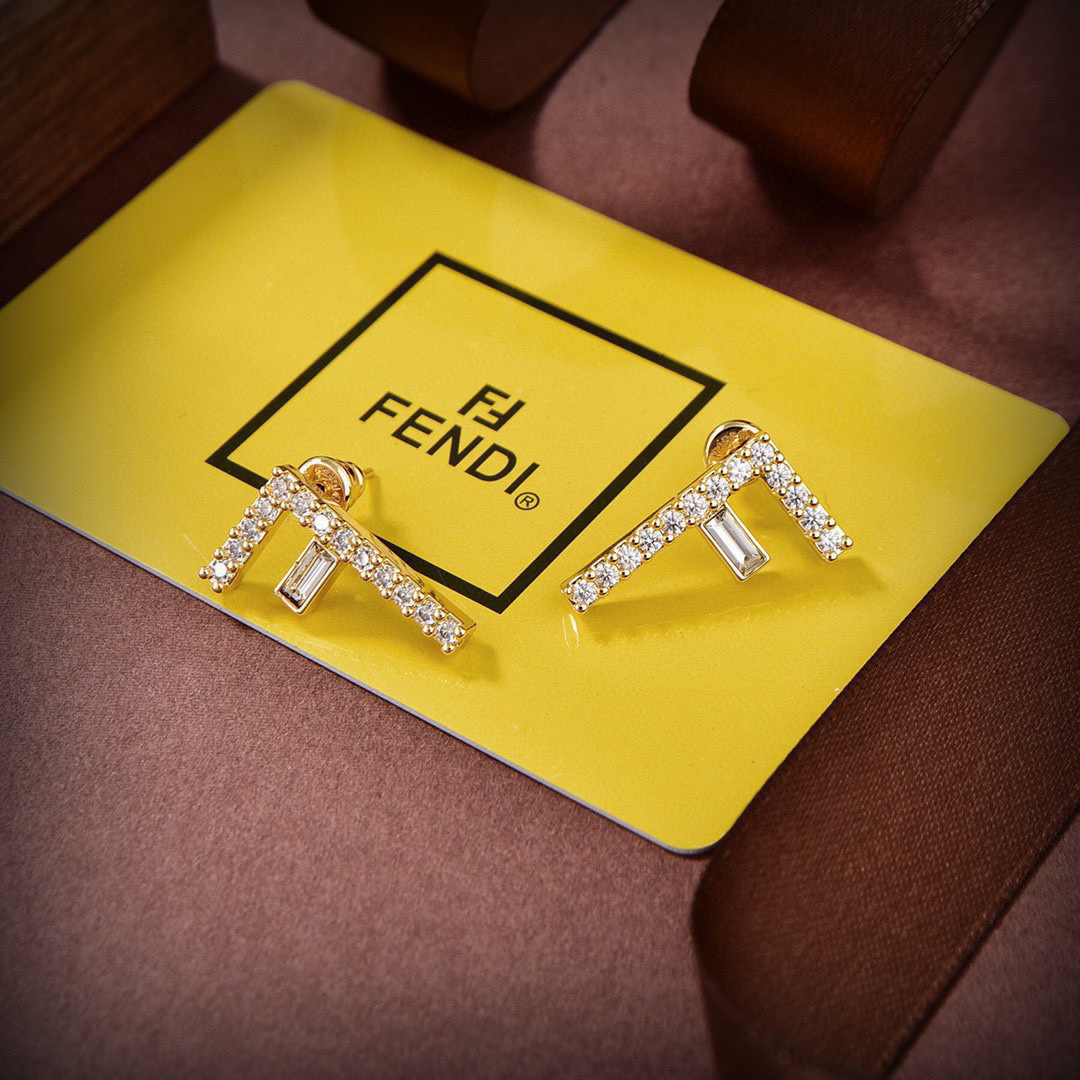 ❤️FENDI 芬迪  logo耳坠💎 高端定制  爆款新款 简单大方 华丽登场 ，很难见到如此熟悉 素