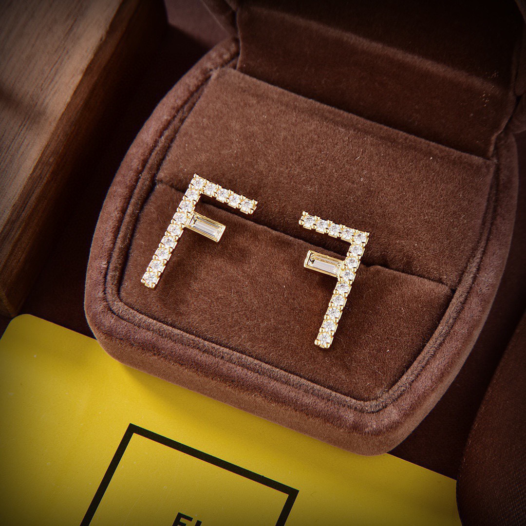 ❤️FENDI 芬迪  logo耳坠💎 高端定制  爆款新款 简单大方 华丽登场 ，很难见到如此熟悉 素
