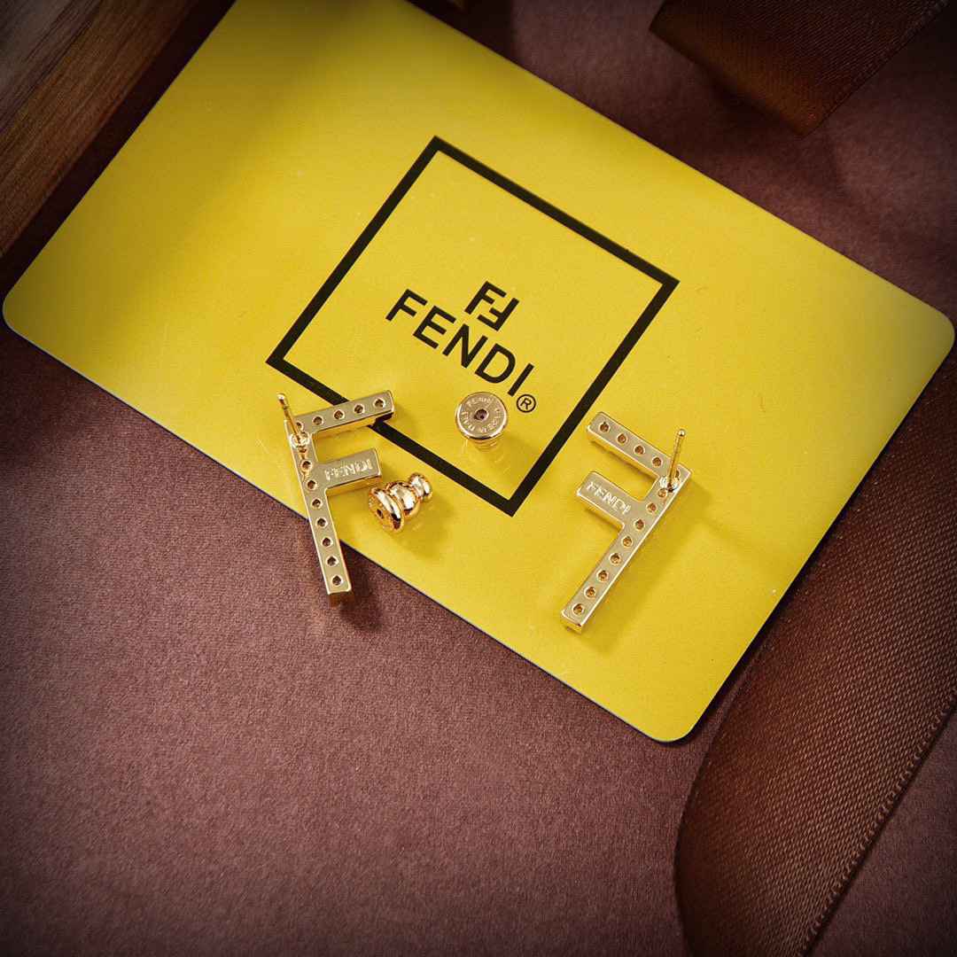 ❤️FENDI 芬迪  logo耳坠💎 高端定制  爆款新款 简单大方 华丽登场 ，很难见到如此熟悉 素
