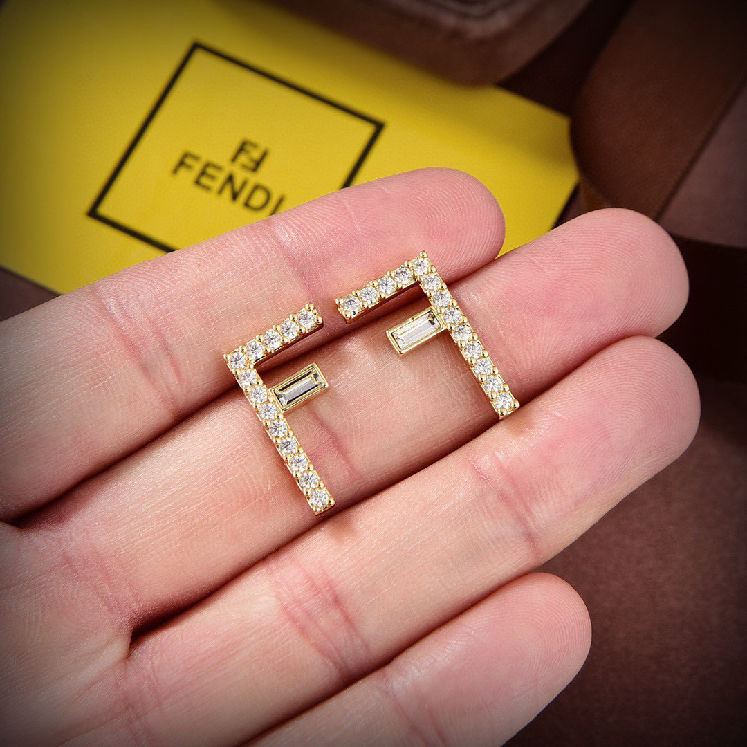 ❤️FENDI 芬迪  logo耳坠💎 高端定制  爆款新款 简单大方 华丽登场 ，很难见到如此熟悉 素
