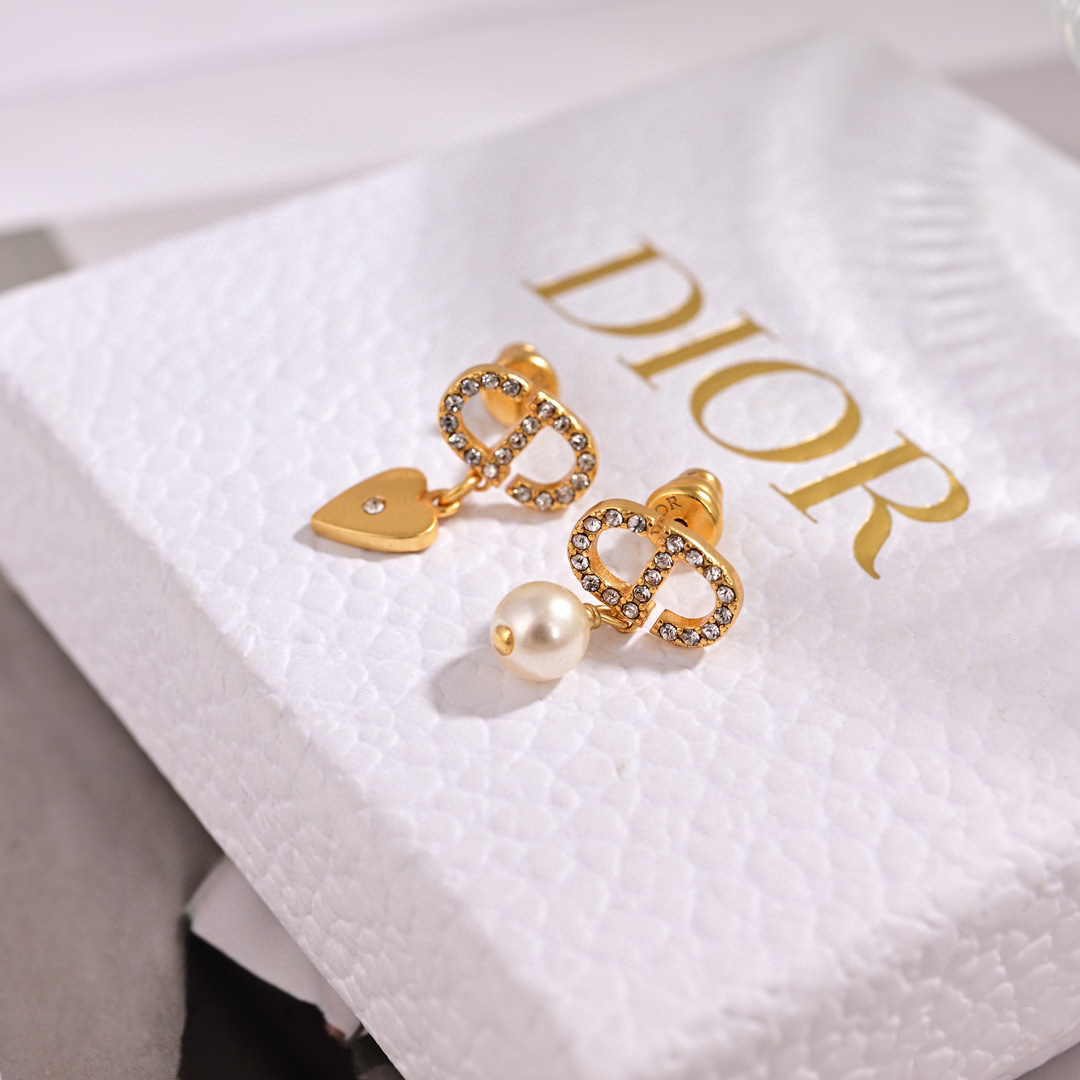 耳环 ❤️迪奥 新款👼一线大牌都爱的Dior·迪奥 新品字母套装 金属质感逆袭版字母潮范儿抢风头  完全