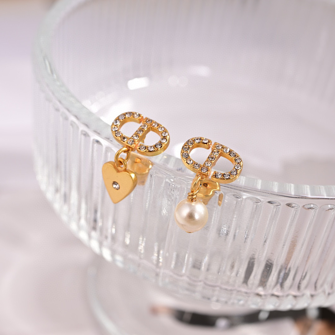 耳环 ❤️迪奥 新款👼一线大牌都爱的Dior·迪奥 新品字母套装 金属质感逆袭版字母潮范儿抢风头  完全