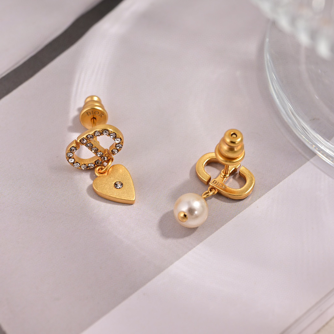 耳环 ❤️迪奥 新款👼一线大牌都爱的Dior·迪奥 新品字母套装 金属质感逆袭版字母潮范儿抢风头  完全