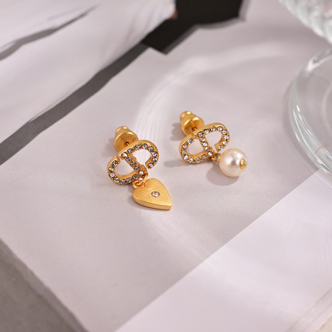 耳环 ❤️迪奥 新款👼一线大牌都爱的Dior·迪奥 新品字母套装 金属质感逆袭版字母潮范儿抢风头  完全