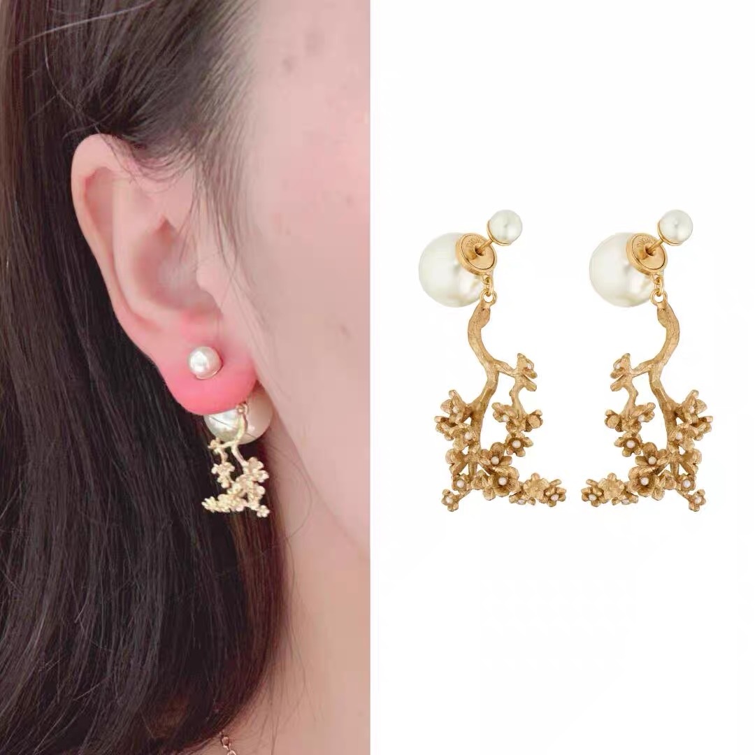❤️迪奥 新款👼一线大牌都爱的Dior·迪奥 新品耳环 金属质感逆袭版字母潮范儿抢风头  完全胜任现代年