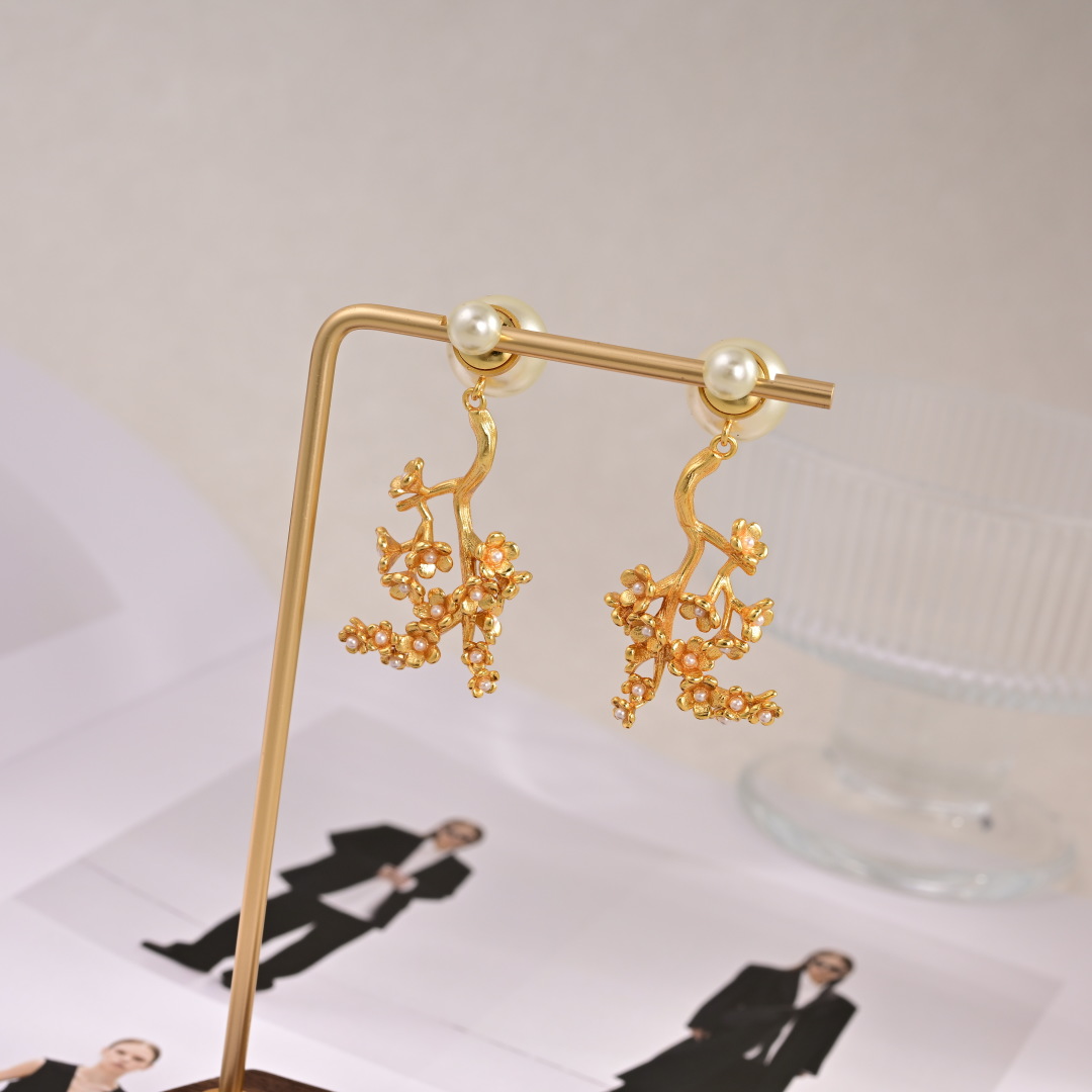 ❤️迪奥 新款👼一线大牌都爱的Dior·迪奥 新品耳环 金属质感逆袭版字母潮范儿抢风头  完全胜任现代年