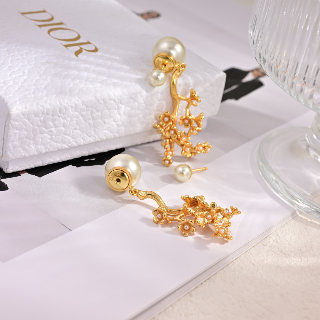 ❤️迪奥 新款👼一线大牌都爱的Dior·迪奥 新品耳环 金属质感逆袭版字母潮范儿抢风头  完全胜任现代年