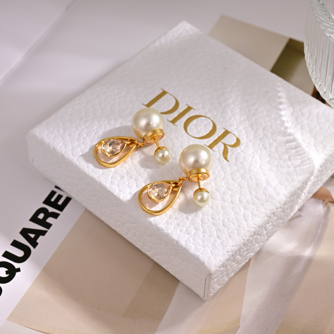 ❤️迪奥 新款👼一线大牌都爱的Dior·迪奥 新品耳环 金属质感逆袭版字母潮范儿抢风头  完全胜任现代年