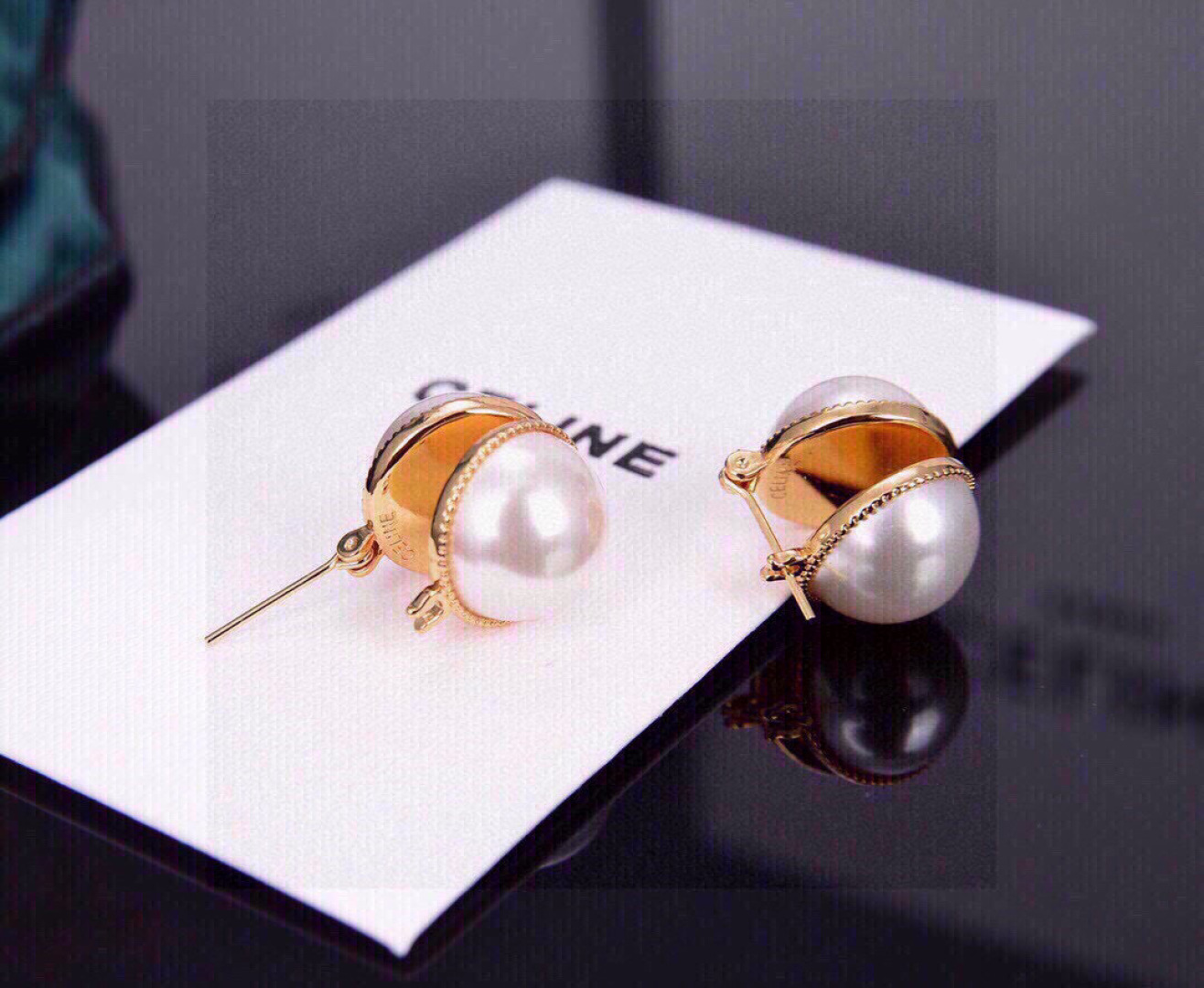 ❤️Celine 新款珍珠耳钉 与众不同的设计 个性十足 颠覆你对传统耳环的印象 使其魅力爆灯