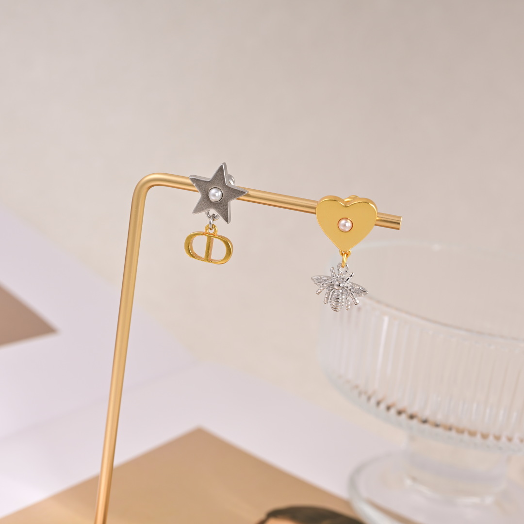 ❤️迪奥 新款👼一线大牌都爱的Dior·迪奥 新品耳环 金属质感逆袭版字母潮范儿抢风头  完全胜任现代年