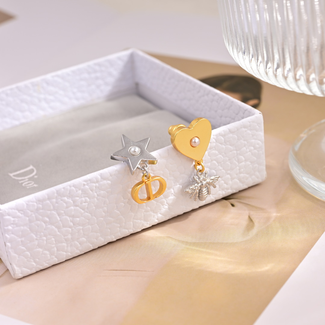 ❤️迪奥 新款👼一线大牌都爱的Dior·迪奥 新品耳环 金属质感逆袭版字母潮范儿抢风头  完全胜任现代年
