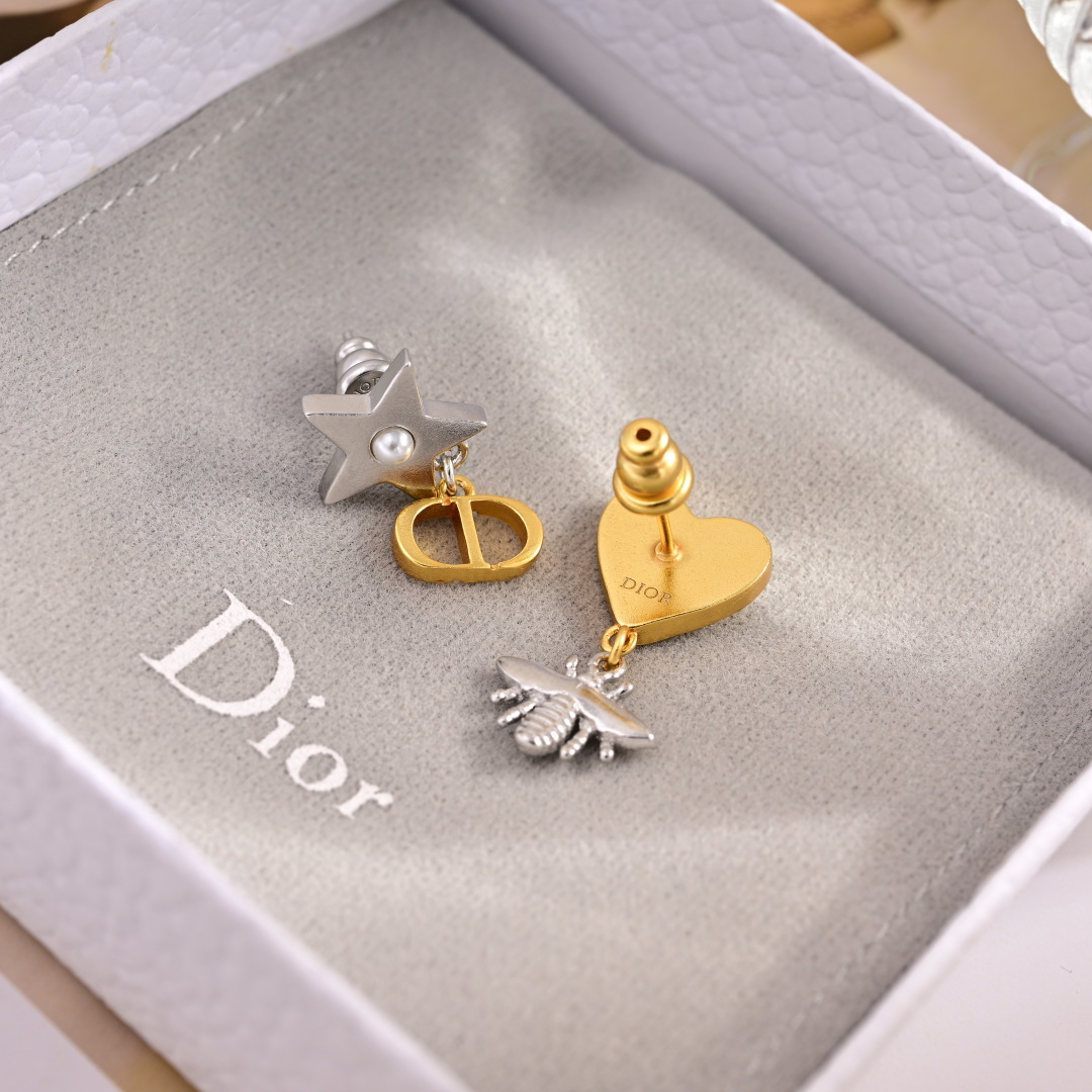 ❤️迪奥 新款👼一线大牌都爱的Dior·迪奥 新品耳环 金属质感逆袭版字母潮范儿抢风头  完全胜任现代年