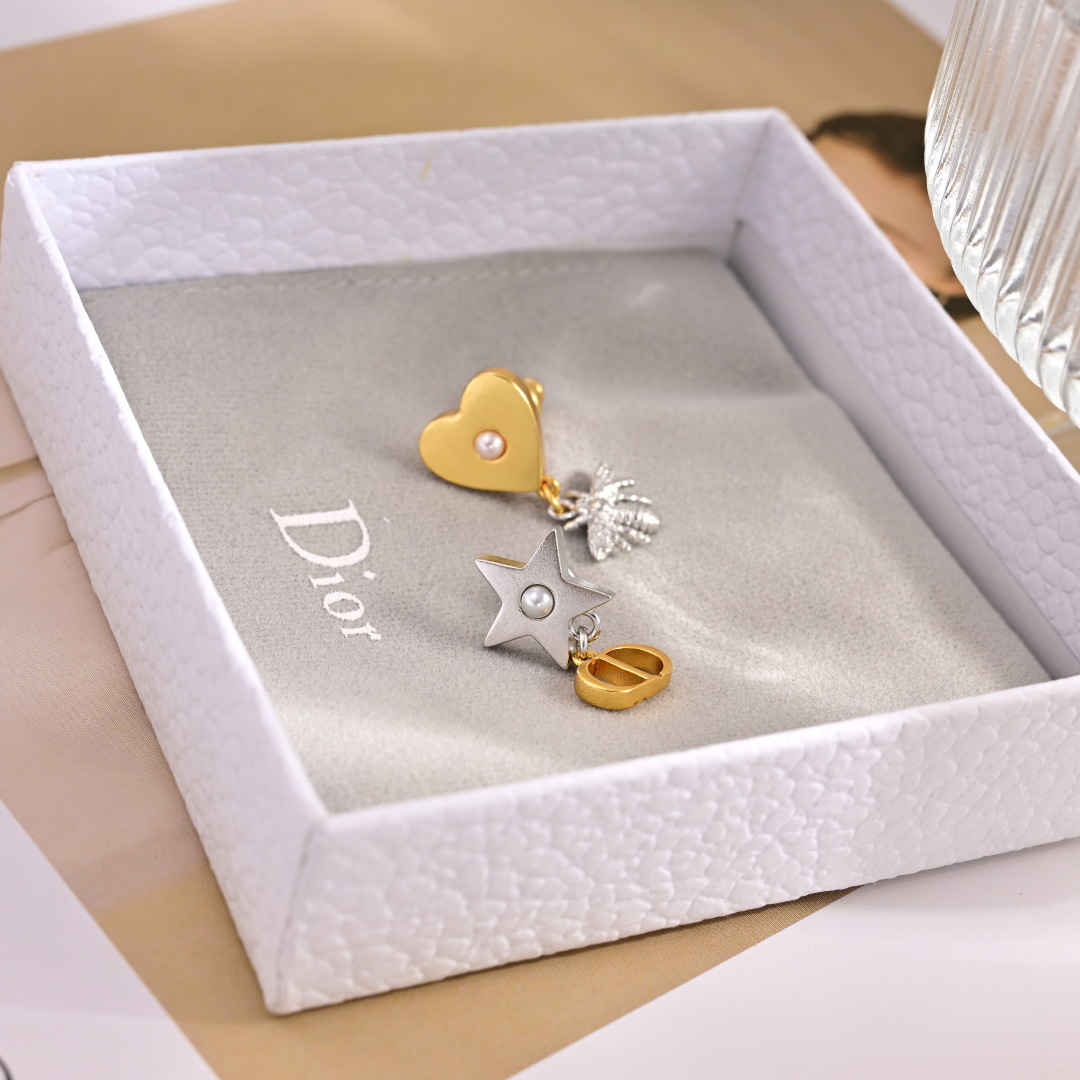 ❤️迪奥 新款👼一线大牌都爱的Dior·迪奥 新品耳环 金属质感逆袭版字母潮范儿抢风头  完全胜任现代年
