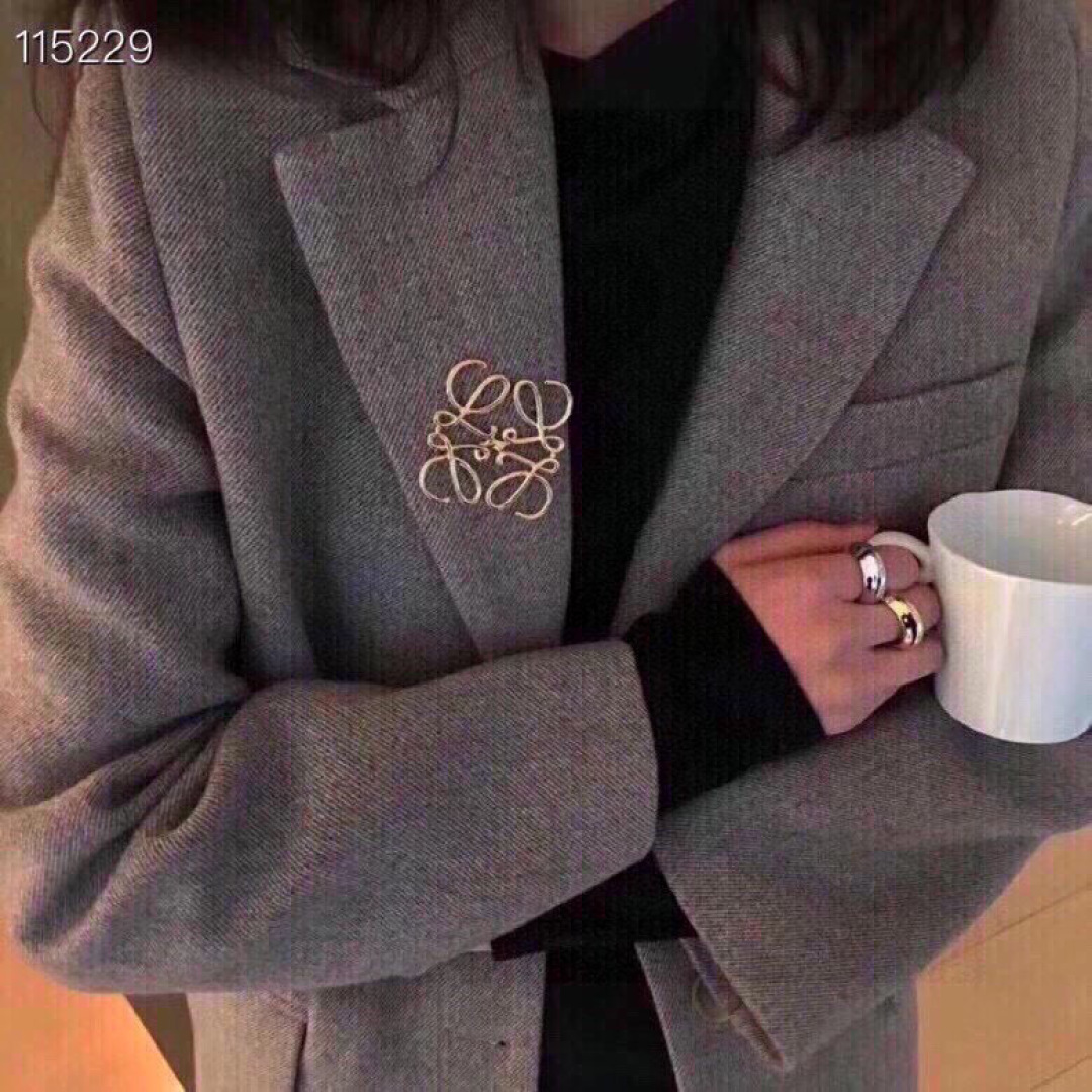 ❤️❤️❤️LOEW* 罗 意 威 标志胸针 经典LOEW* AnagramLOGO设计 简约大气 优雅