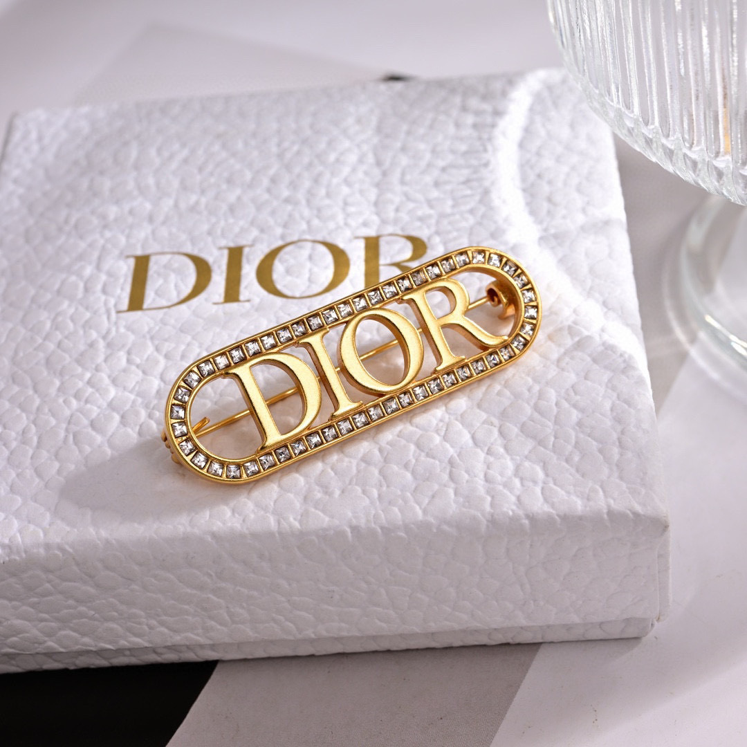 ❤️❤️迪奥 新款👼一线大牌都爱的Dior·迪奥 新品胸针。金属质感逆袭版字母潮范儿抢风头  完全胜任现