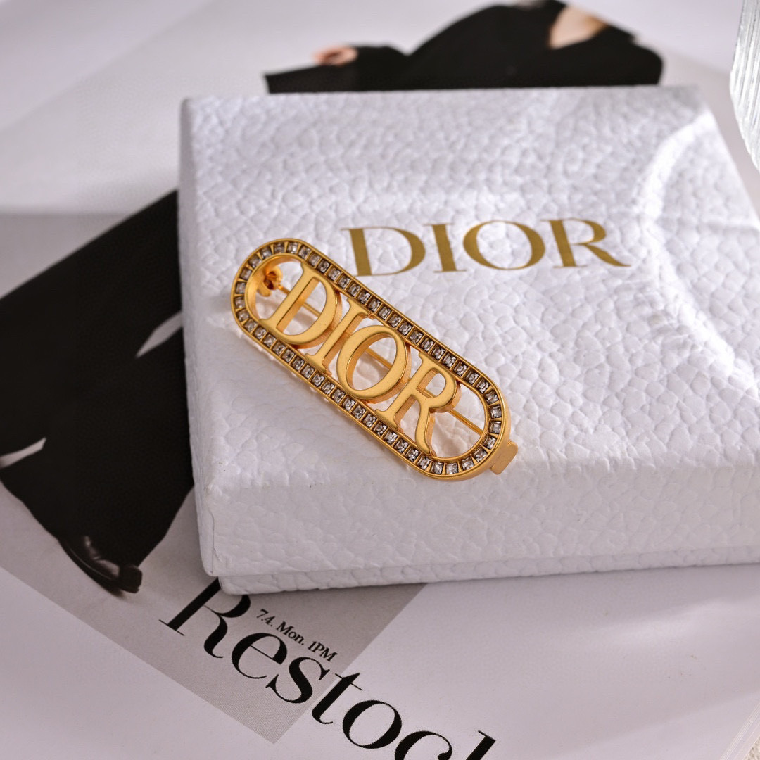 ❤️❤️迪奥 新款👼一线大牌都爱的Dior·迪奥 新品胸针。金属质感逆袭版字母潮范儿抢风头  完全胜任现