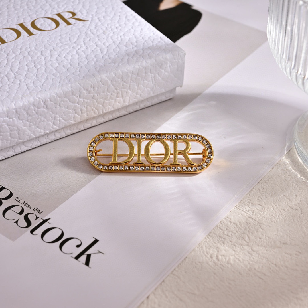 ❤️❤️迪奥 新款👼一线大牌都爱的Dior·迪奥 新品胸针。金属质感逆袭版字母潮范儿抢风头  完全胜任现