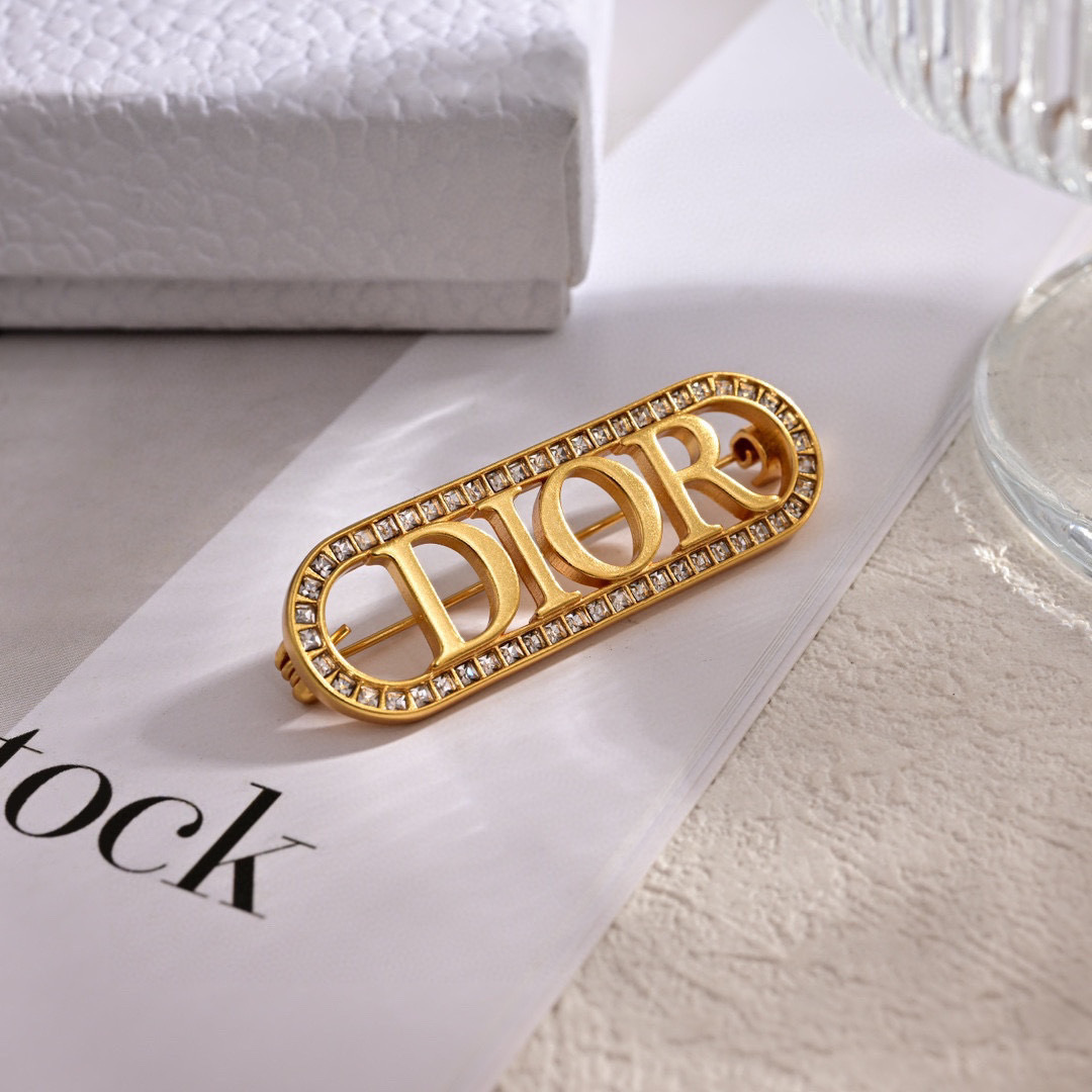 ❤️❤️迪奥 新款👼一线大牌都爱的Dior·迪奥 新品胸针。金属质感逆袭版字母潮范儿抢风头  完全胜任现