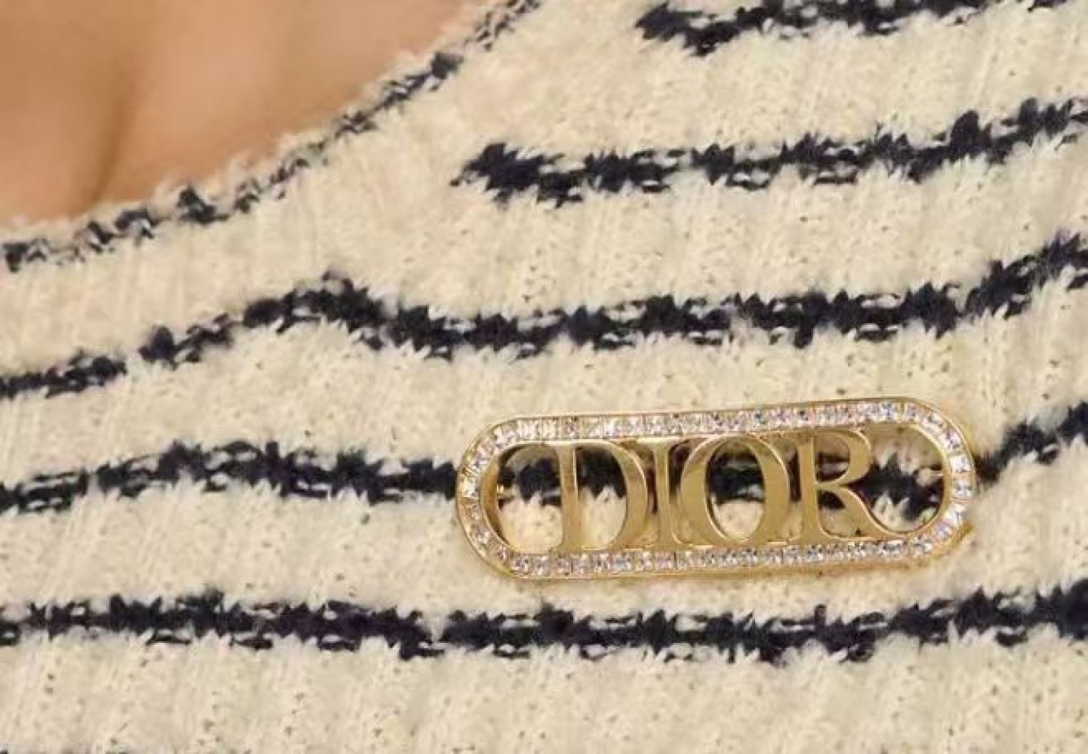 ❤️❤️迪奥 新款👼一线大牌都爱的Dior·迪奥 新品胸针。金属质感逆袭版字母潮范儿抢风头  完全胜任现