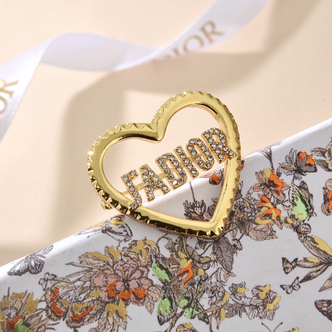 🗽迪奥 👼一线大牌都爱的Dior·迪奥 新品字母胸针。金属质感逆袭版字母潮范儿抢风头  完全胜任现代年轻